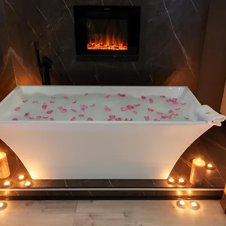 Royal Romantic With Bathtub *