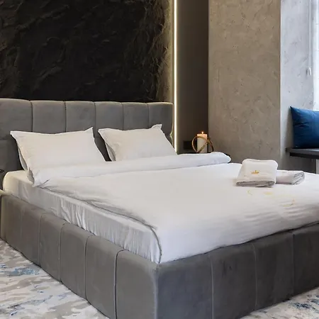 Royal Romantic With Bathtub