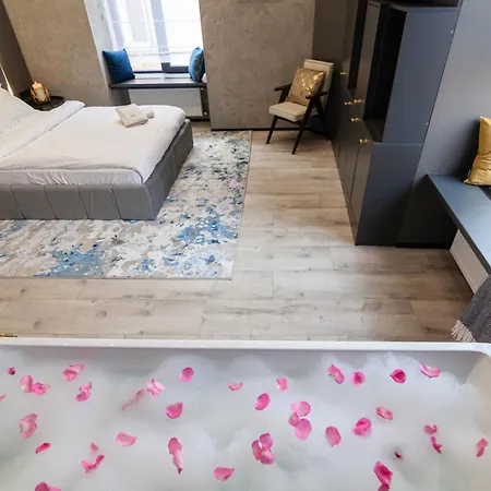 Royal Romantic With Bathtub Apartment